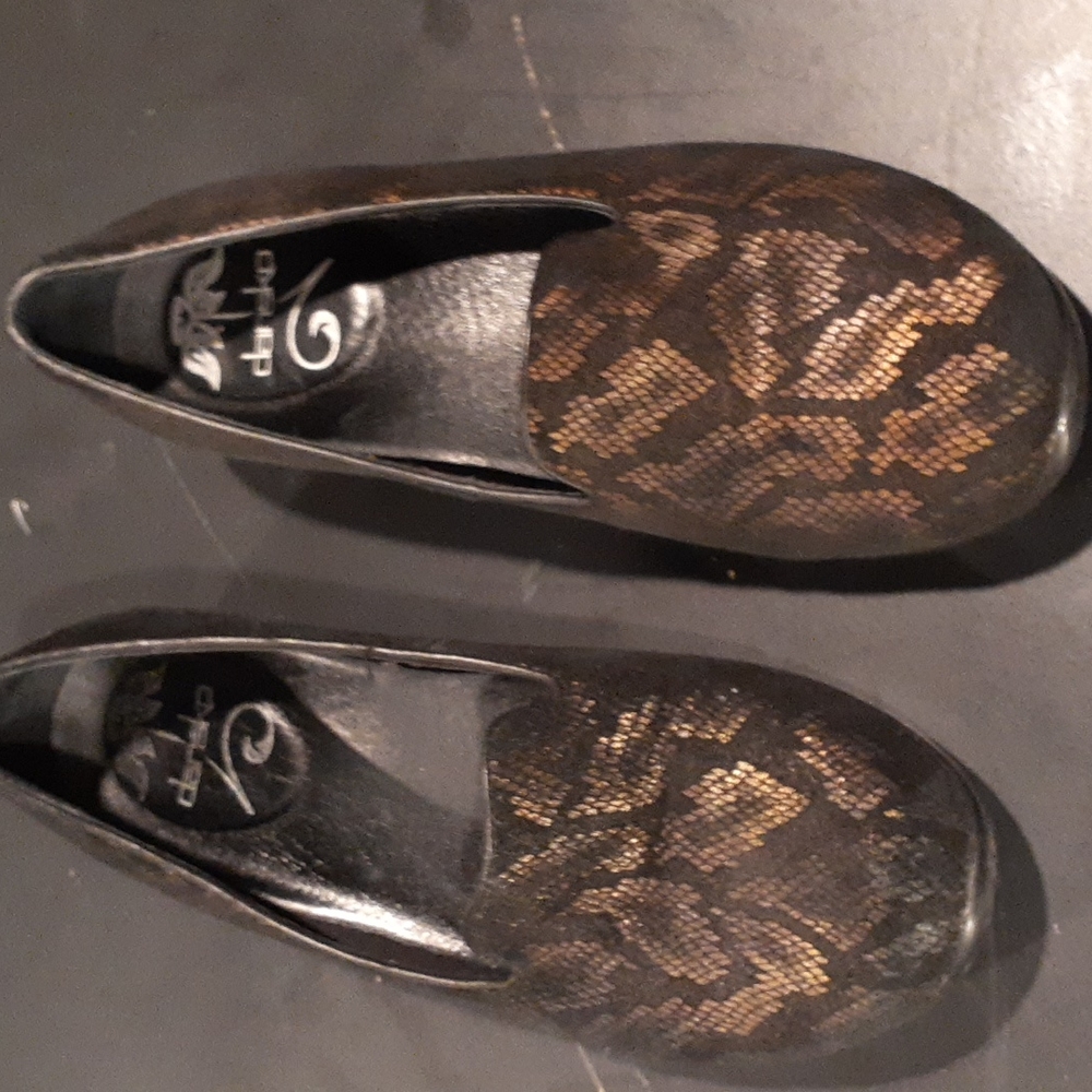 Danske Black/Gold Iridescent Metallic  Professional Shoes. SIZE 38